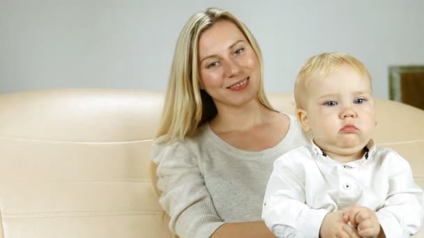 Mutter mit Sohn auf Sofa fernsehen — Stockvideo