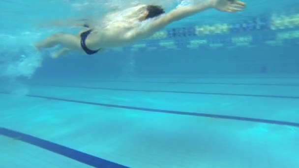 Beautiful underwater view of swimming backstorke style — Stock Video