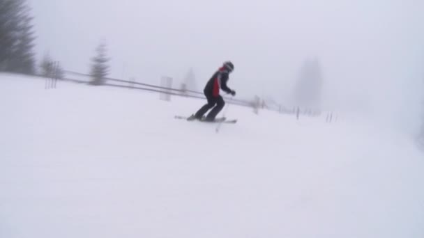 pohyb kamery pohled lyžař je jízda v horách