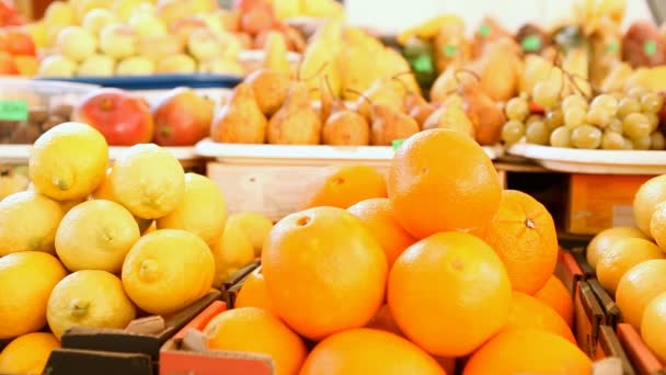 Gyönyörű dinamikus nézetben az élelmiszer egészséges gyümölcsök — Stock videók
