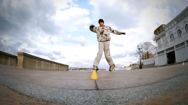 Paseos patines de ruedas — Vídeo de stock