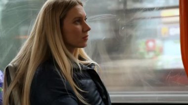 Tramvayda oturan genç güzel kadın