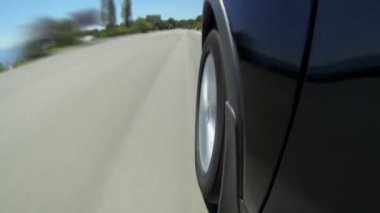 dağlar ile güzel yol hızda bir araba Timelapse görünümü.