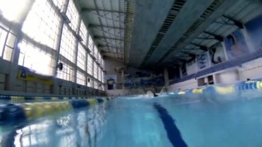 backstorke stil Yüzme güzel sualtı görüntüleme