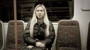 man en vrouw gezonde uitoefenend met sneeuw buitenshuis op winter