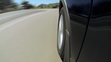 dağlar ile güzel yol hızda bir araba Timelapse görünümü.