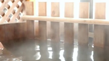 sıcak su kış açık oturan adam