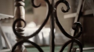 Yatak sabah güzel bir kadın uyanıyor