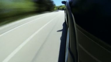 dağlar ile güzel yol hızda bir araba Timelapse görünümü.