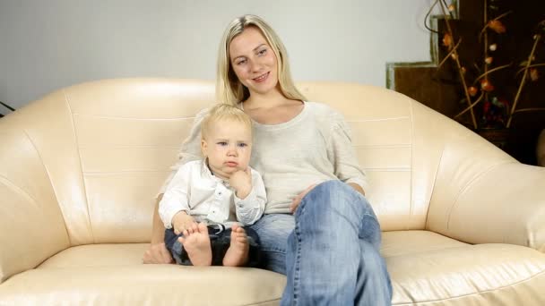 Mother with son on sofa watch TV — Stock Video