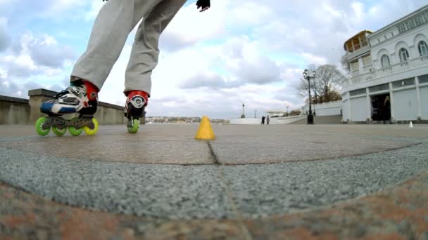 Paseos patines de ruedas — Vídeo de stock