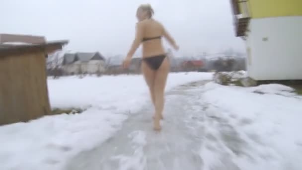 Vrouw gezonde uitoefenen, buiten spelen in sneeuw in de winter — Stockvideo