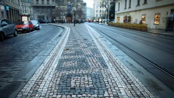 PRAGA - 24 DE DICIEMBRE: Hermosa vista nocturna timelapse de la carretera de la ciudad con coches el 24 de diciembre de 2012 . — Vídeo de stock