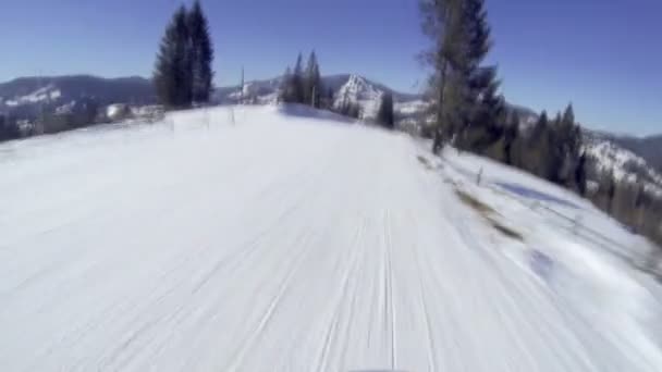 Mozgás a kamera nézet a síelő a lovaglás, a hegyekben — Stock videók