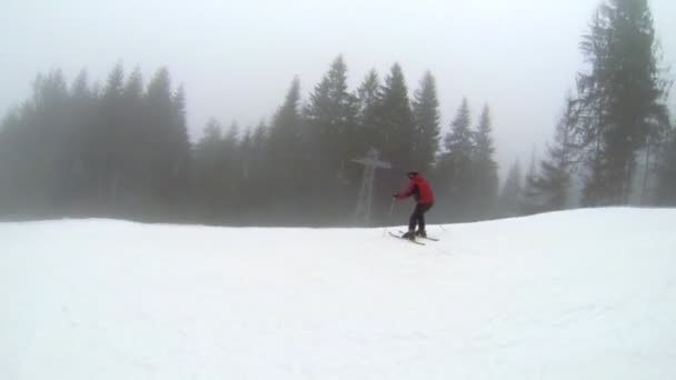 议案相机视图的滑雪者的经历骑在山中 — 图库视频影像