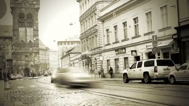 Praag - 24 december: mooie timelapse nacht uitzicht op de stad weg met auto's op 24 december 2012. — Stockvideo