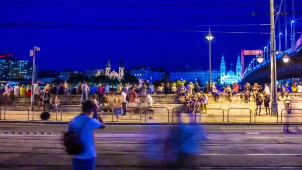 BUDAPEST, HUNGRÍA - 20 de agosto de 2021: Vista temporal de las personas que esperan los fuegos artificiales en Budapest en el Día Nacional de la Fundación Estatal Holday Día de San Esteban. — Vídeos de Stock