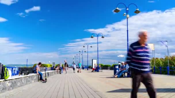 2021年9月18日：匈牙利巴达科尼一个阳光灿烂的日子里，人们在巴拉顿湖码头的时差视图. — 图库视频影像
