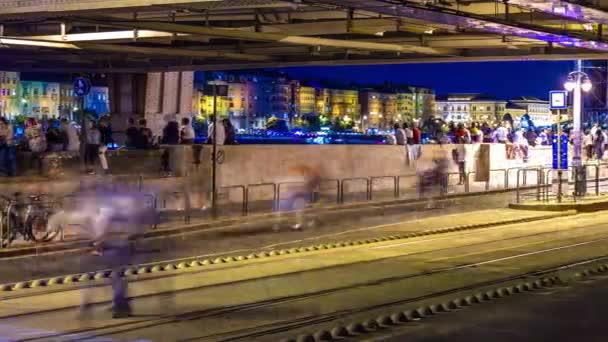 BUDAPEST, HUNGRIA - 20 DE AGOSTO DE 2021: Vista de lapso de tempo sobre as pessoas que esperam os fogos de artifício em Budapeste no Dia Nacional da Fundação Estadual Holday Dia de Santo Estêvão. — Vídeo de Stock