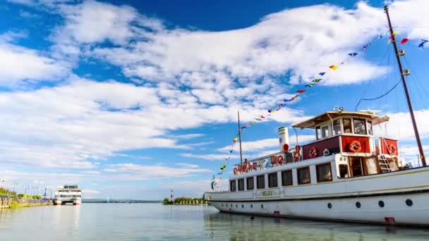 BADACSONY, HUNGARY - 18 СЕНТЯБРЯ 2021: Time-lapse view on the Balaton lake and the ships at the dock on a sunny day in Badacsony, Hungary. — стоковое видео
