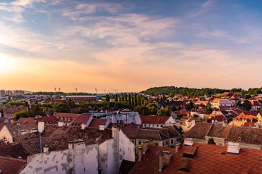 Ortaçağ Ateş Kulesi 'nden güneşli bir yaz günü Sopron şehrinin hava manzarası.