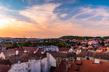 Ortaçağ Ateş Kulesi 'nden güneşli bir yaz günü Sopron şehrinin hava manzarası.