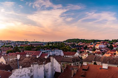Ortaçağ Ateş Kulesi 'nden güneşli bir yaz günü Sopron şehrinin hava manzarası.