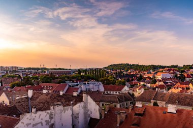 Ortaçağ Ateş Kulesi 'nden güneşli bir yaz günü Sopron şehrinin hava manzarası.