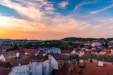 Ortaçağ Ateş Kulesi 'nden güneşli bir yaz günü Sopron şehrinin hava manzarası.