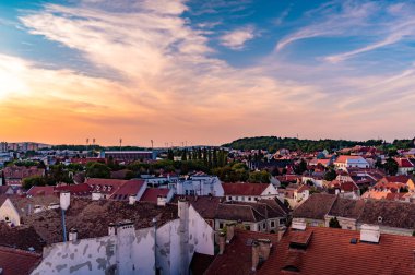 Ortaçağ Ateş Kulesi 'nden güneşli bir yaz günü Sopron şehrinin hava manzarası.