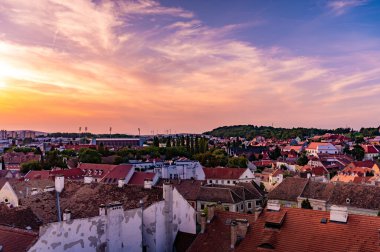 Ortaçağ Ateş Kulesi 'nden güneşli bir yaz günü Sopron şehrinin hava manzarası.