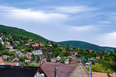 Güneşli bir günde Balatonfured, Macaristan 'daki bulutlara ve tepelere bakın..