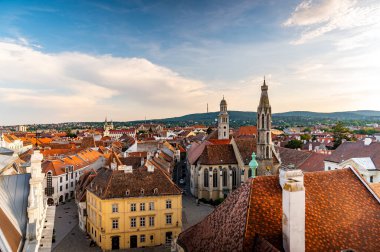 SOPRON, HUNGARY - 13 Ağustos 2021: Ortaçağ Ateş Kulesi 'nden güneşli bir yaz günü Sopron' a bakın.