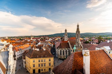 SOPRON, HUNGARY - 13 Ağustos 2021: Ortaçağ Ateş Kulesi 'nden güneşli bir yaz günü Sopron' a bakın.