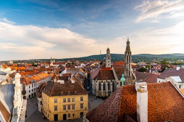 SOPRON, HUNGARY - 13 Ağustos 2021: Ortaçağ Ateş Kulesi 'nden güneşli bir yaz günü Sopron' a bakın.