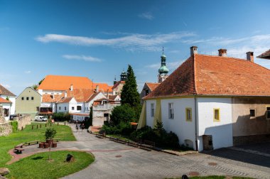 KOSZEG, HUNGARY - 14 Ağustos 2021: Güneşli bir yaz gününde Macaristan 'ın Koszeg kentinde yürüyen insanlar olarak Jürisic Kalesi ve avluya bakın.