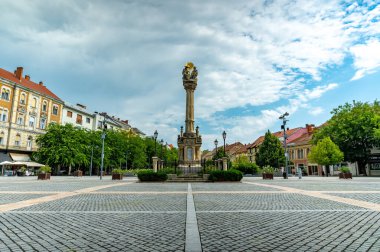 SZOMBATHELY, HUNGARY - 15 Ağustos 2021: Macaristan 'ın Szombathely kentinde güneşli ve bulutlu bir günde Szentharomsag szobor ya da Kutsal Üçlü Heykeli' ne bakın..