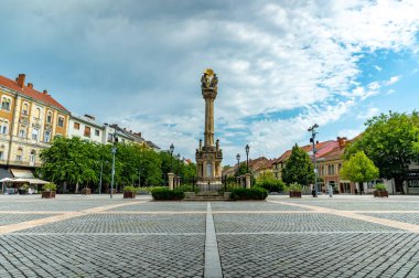 SZOMBATHELY, HUNGARY - 15 Ağustos 2021: Macaristan 'ın Szombathely kentinde güneşli ve bulutlu bir günde Szentharomsag szobor ya da Kutsal Üçlü Heykeli' ne bakın..