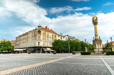 SZOMBATHELY, HUNGARY - 15 Ağustos 2021: Macaristan 'ın Szombathely kentinde güneşli ve bulutlu bir günde Szentharomsag szobor ya da Kutsal Üçlü Heykeli' ne bakın..