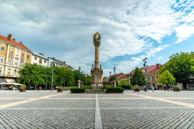 SZOMBATHELY, HUNGARY - 15 Ağustos 2021: Macaristan 'ın Szombathely kentinde güneşli ve bulutlu bir günde Szentharomsag szobor ya da Kutsal Üçlü Heykeli' ne bakın..
