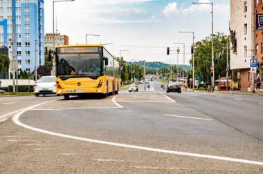 ZALAEGERSZEG HUNGARY 15 AĞUSTOS 2021 Trafik ve Zalaegerszeg 'deki insanlar Kazinczy Meydanı ve Balatoni yolunda bulutlu bir yaz gününde.