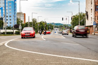 ZALAEGERSZEG HUNGARY 15 AĞUSTOS 2021 Trafik ve Zalaegerszeg 'deki insanlar Kazinczy Meydanı ve Balatoni yolunda bulutlu bir yaz gününde.