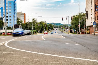 ZALAEGERSZEG HUNGARY 15 AĞUSTOS 2021 Trafik ve Zalaegerszeg 'deki insanlar Kazinczy Meydanı ve Balatoni yolunda bulutlu bir yaz gününde.
