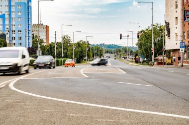 ZALAEGERSZEG HUNGARY 15 AĞUSTOS 2021 Trafik ve Zalaegerszeg 'deki insanlar Kazinczy Meydanı ve Balatoni yolunda bulutlu bir yaz gününde.