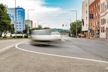 ZALAEGERSZEG HUNGARY 15 AĞUSTOS 2021 Trafik ve Zalaegerszeg 'deki insanlar Kazinczy Meydanı ve Balatoni yolunda bulutlu bir yaz gününde.