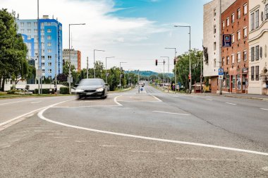 ZALAEGERSZEG HUNGARY 15 AĞUSTOS 2021 Trafik ve Zalaegerszeg 'deki insanlar Kazinczy Meydanı ve Balatoni yolunda bulutlu bir yaz gününde.