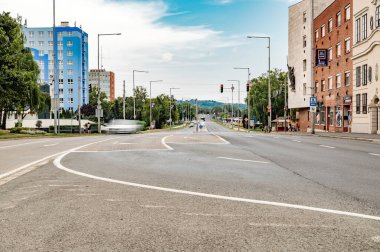 ZALAEGERSZEG HUNGARY 15 AĞUSTOS 2021 Trafik ve Zalaegerszeg 'deki insanlar Kazinczy Meydanı ve Balatoni yolunda bulutlu bir yaz gününde.