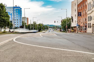 ZALAEGERSZEG HUNGARY 15 AĞUSTOS 2021 Trafik ve Zalaegerszeg 'deki insanlar Kazinczy Meydanı ve Balatoni yolunda bulutlu bir yaz gününde.