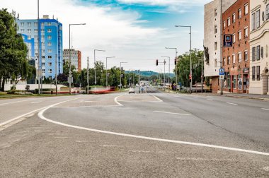 ZALAEGERSZEG HUNGARY 15 AĞUSTOS 2021 Trafik ve Zalaegerszeg 'deki insanlar Kazinczy Meydanı ve Balatoni yolunda bulutlu bir yaz gününde.