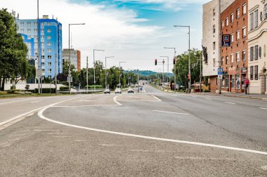 ZALAEGERSZEG HUNGARY 15 AĞUSTOS 2021 Trafik ve Zalaegerszeg 'deki insanlar Kazinczy Meydanı ve Balatoni yolunda bulutlu bir yaz gününde.